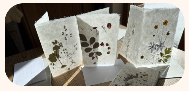 PAPIERSCHÖPFEN MIT PFLANZEN